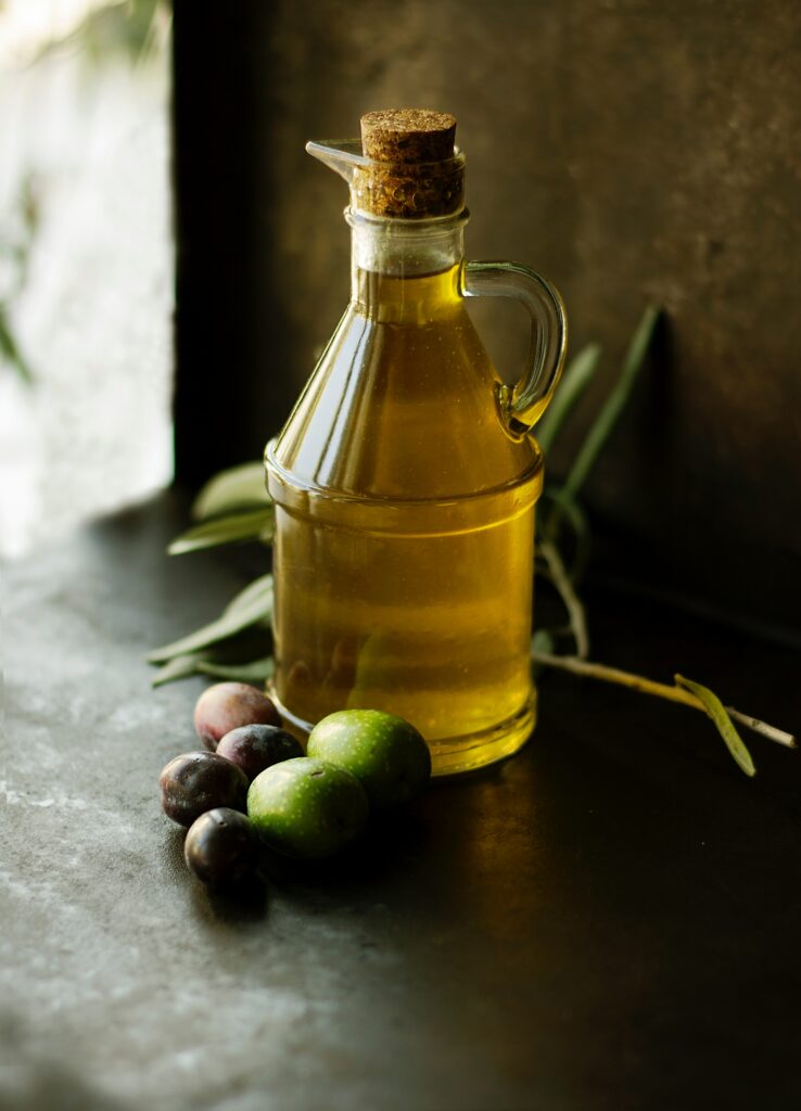 L'olio d'oliva è un ingrediente versatile e salutare che può arricchire i piatti con il suo sapore e il suo aroma. 